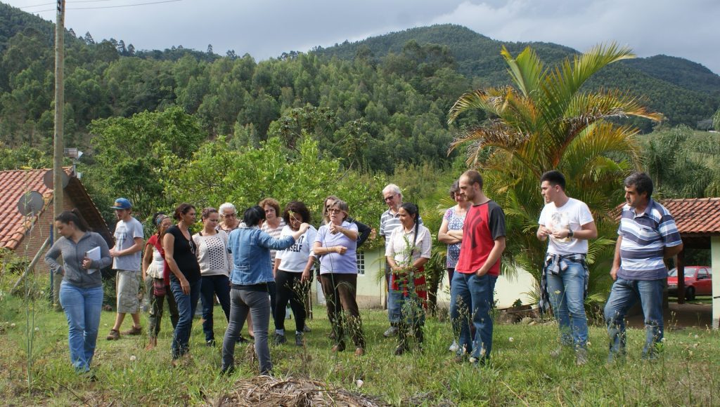 Grupo de alunos de agroecologia em aula externa