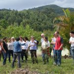 Grupo de alunos de agroecologia em aula externa