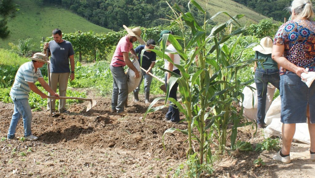 Agricultores e instrutores em oficina externa junto a associação terceira via