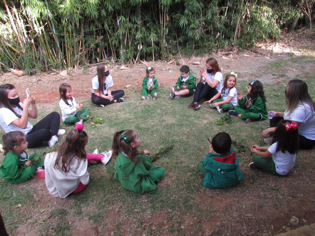 Roda de crianças no parque